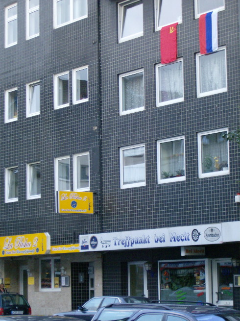 Fahne im Fenster